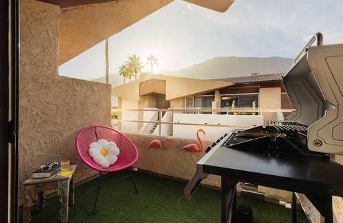 Warm Sands Condo | Palme Diem! Condo Close to Downtown!