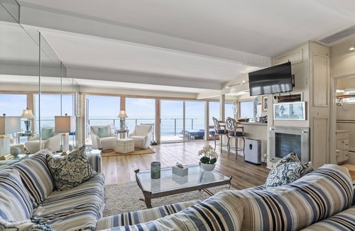 Eastern Malibu House | Panoramic Oceanfront Malibu Getaway