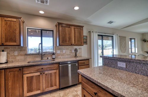Yucca Valley House | Panoramic Views & Hot Tub! Joshua Tree Sunset Vista