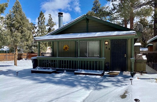 Woodlands Cabin | Paradise Pines - FREE Bike/Kayak Rental! - 2BR/1BA/WiFi/Netflix/Fenced yard
