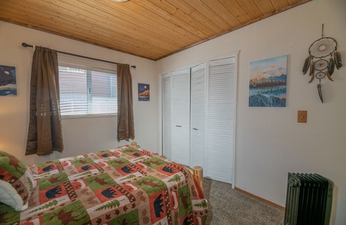 Woodlands Cabin | Paradise Pines - FREE Bike/Kayak Rental! - 2BR/1BA/WiFi/Netflix/Fenced yard