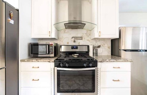Tarzana Apartment | Paradise Vacation Estate near Universal Studios