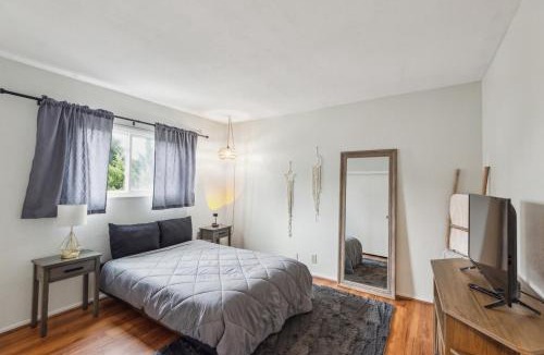Circle Area Apartment | Parking,Pet,2bd,2b,WIFI,Smart TVs,Walk to Food,Fun