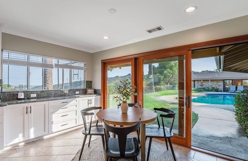 Encino House | Parklane Villa! Views! One level 4bdr-Pool!