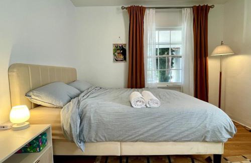 North Central House | Pasadena Quiet Gem with Fiber Internet WiFi and Workspace