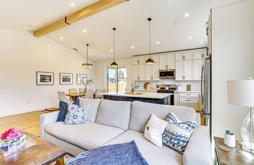 Paradise House | Patio + Outdoor Dining: Modern Home in Paradise