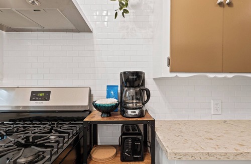 Glenwood Apartment | Peaceful 1st Floor Apt. with Soaking Bathtubnn