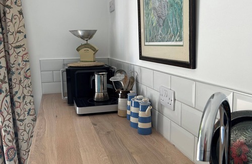 Par Apartment | Peaceful Cornish Hideaway with hot tub. Sea views from our hilltop garden.