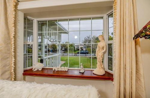 Glendora House | Peaceful Family Home with 3 Bedrooms and 2 Bathrooms