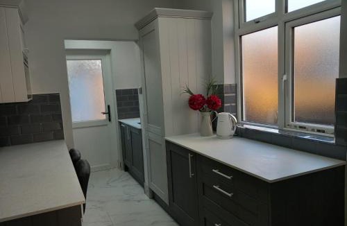 Alexandra House | Peaceful Home in Surbiton, Surrey, UK near Chessington World of Adventure & Wimbledon with free parkings
