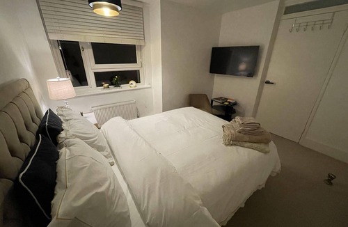 Queenstown House | Peaceful & Modern Double Bedroom With a Garden View
