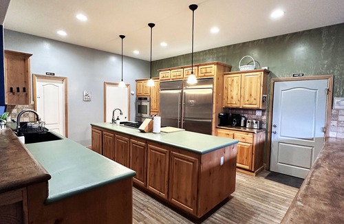 Alta Sierra Cabin | Peaceful Mountain Cabin w/Hot Tub. Pet Friendly. By Lake Isabella & Kern River.
