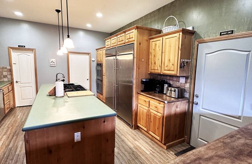 Alta Sierra Cabin | Peaceful Mountain Cabin w/Hot Tub. Pet Friendly. By Lake Isabella & Kern River.