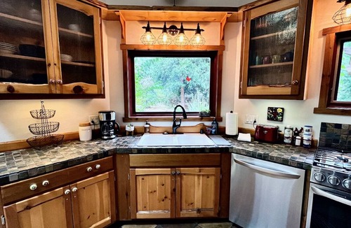 Idyllwild Cabin | Peaceful Pines " Lovely Pet Friendly Mountain Home w/Spa
