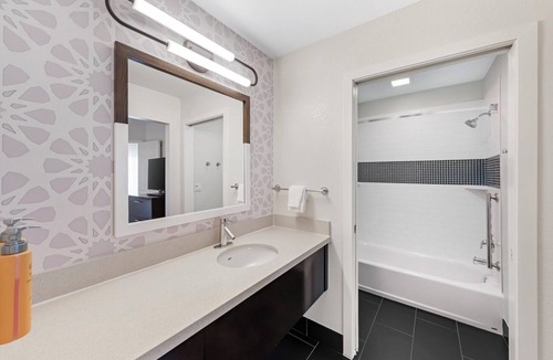 Chatsworth Hotel | Peaceful Retreat Near Van Nuys Golf Course w/Poolside Views - 4 Units