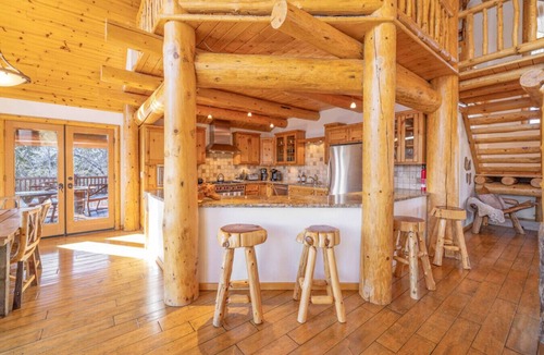 Castle Glen Estates Cabin | Pegasus | Luxury Lodge w/Hot Tub & Stunning Views