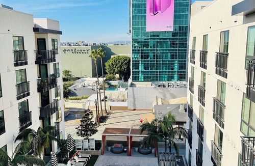 Hollywood Condo | Penthouse + Balcony + Pool view. Welcome Champagne! Hollywood Sign! Free to park