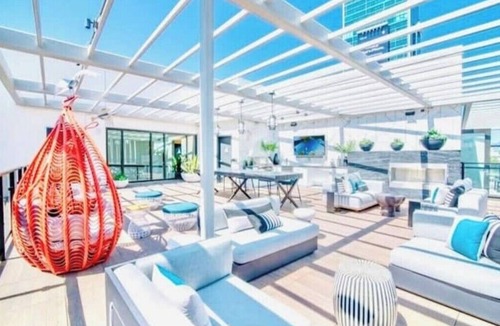 Hollywood Condo | Penthouse + Balcony + Pool view. Welcome Champagne! Hollywood Sign! Free to park