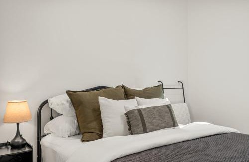 San Fernando House | Perfect 2BR Near Universal Studios By Poshguest