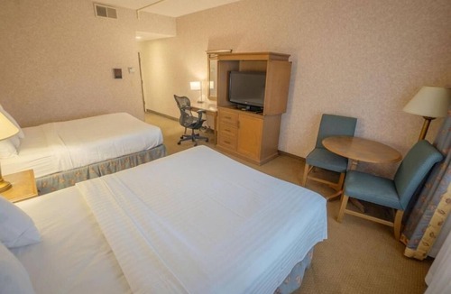 Raisin Hotel | Perfect Airport Stop – 4 Relaxing Units w/Shuttle, Onsite Dining
