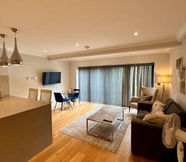 Syon Apartment | Perfect Getaway in Vibrant Neighbourhood w garden