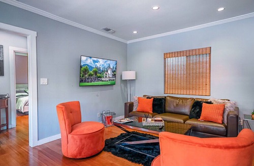 Hollywood House | Perfect Hollywood Getaway 2Bedroom/2 Bathroom with Free Parking (One Car Only)