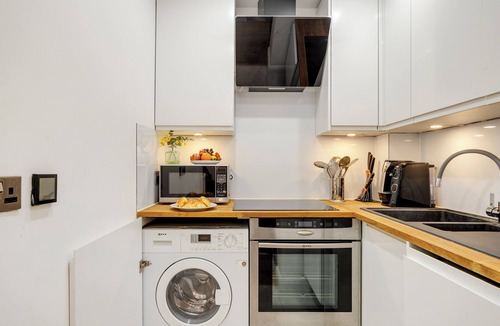 Belsize Apartment | Perfect Large Studio bedroom apartment in tranquil London neighbourhood