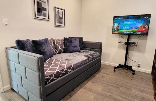 Pico - Robertson Apartment | Perfectly located Pico Robertson 3 bedroom apartment Walk to restaurants WIFI TV Game Console Parking 5 minutes to Rodeo Drive