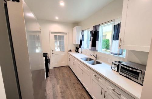 Pico - Robertson Apartment | Perfectly located Pico Robertson ground floor 3 bedroom apartment Walk to restaurants WIFI TV Game Console Parking 5 minutes to Rodeo Drive