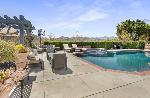 Perris House | Perris' Prosecco Palace-Panoramic Lake & Mtn View