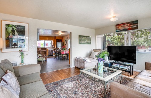 Grand Lake Apartment | Pet-Friendly Apartment: 1 Mi to Lake Merritt!
