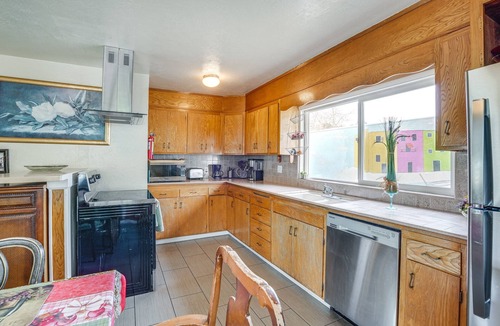 Grand Lake Apartment | Pet-Friendly Apartment: 1 Mi to Lake Merritt!