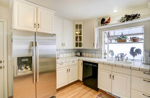 Lake Almanor West Cabin | Pet-Friendly California Cabin w/Beach Access