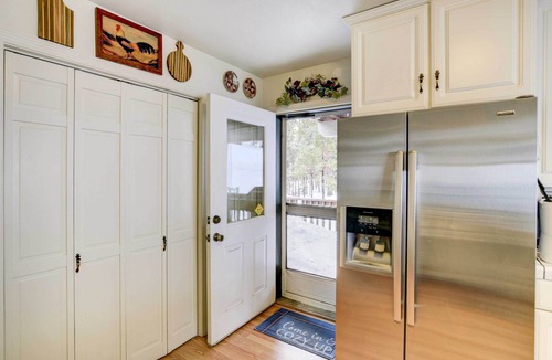 Lake Almanor West Cabin | Pet-Friendly California Cabin w/Beach Access