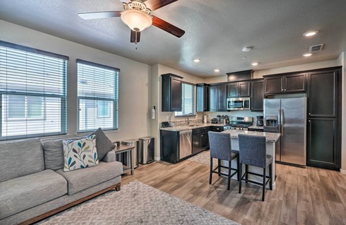 Hood House | Pet-Friendly Elk Grove Retreat w/Balcony!