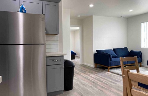 Bonita House | Pet Friendly ! - King Bed, Bk Yard, Wifi, Parking.