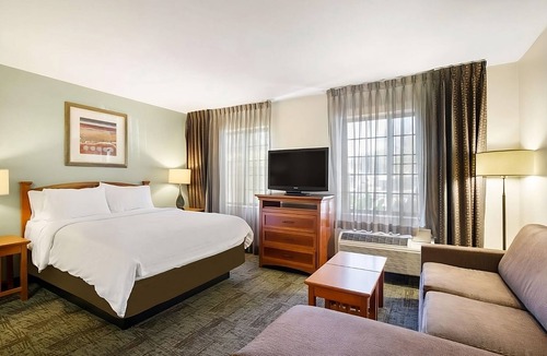 Carmel Mountain Ranch Hotel | Pet-Friendly Property w/Outdoor Pool, Parking, Near Carmel Mountain Plaza