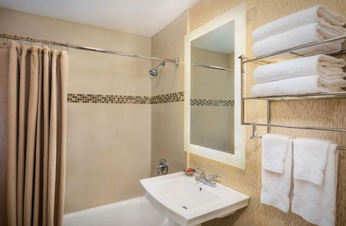 Central Mission Beach Hostel | Pet-Friendly Resort King Room l Bahia Resort l Free Parking!