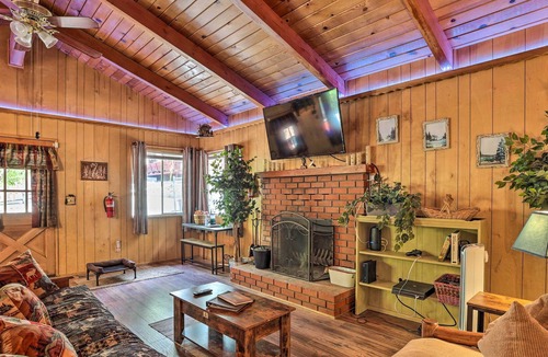 Running Springs Cabin | Pet-Friendly Running Springs Cabin w/ Deck!