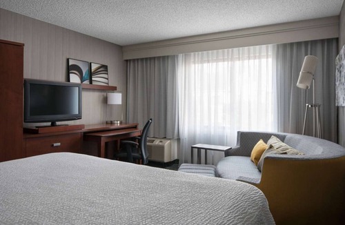 Pleasant Hill Hotel | Pet Friendly Suites Close to The Mission District & Downtown! w/Self Parking!