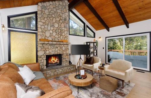 Twin Peaks House | Pet Friendly Treetop Cabin w/Deck & Forest Views