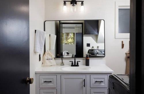 Twin Peaks House | Pet Friendly Treetop Cabin w/Deck & Forest Views