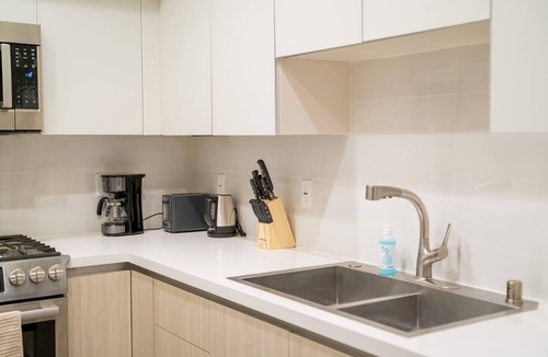 Beverly Grove Apartment | PH-2 BLACKBURN AVE