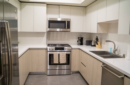 Beverly Grove Apartment | PH-2 BLACKBURN AVE
