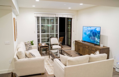 Beverly Grove Apartment | PH-2 BLACKBURN AVE
