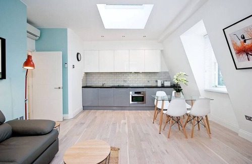 Covent Garden Apartment | PHEIH Corner Penthouse sleeps 6 air con