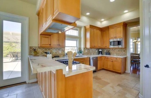 Fallbrook House | Picturesque mountain views in Avocado Country