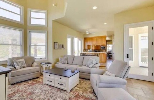 Fallbrook House | Picturesque mountain views in Avocado Country