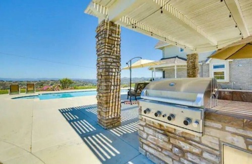 Fallbrook House | Picturesque mountain views in Avocado Country