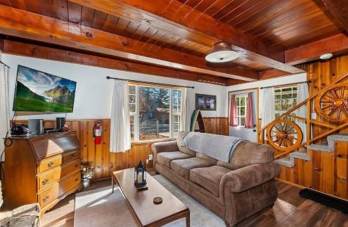 Peter Pan House | Pine Cone Mountain Retreat Cabin w/Hottub